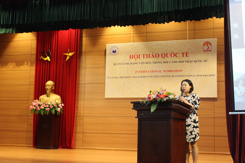 TS. Mijung Lee – Đại học INHA trình bày tham luận tại Hội thảo