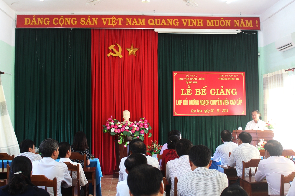 Đồng chí Huỳnh Tấn Phục - Trưởng ban Tổ chức Tỉnh ủy Kon Tum phát biểu tại buổi Lễ