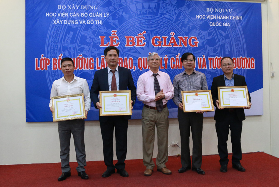 NGƯT.TS. Vũ Thanh Xuân – PGĐ Học viện Hành chính Quốc gia trao giấy khen cho học viên đạt thành tích xuất sắc