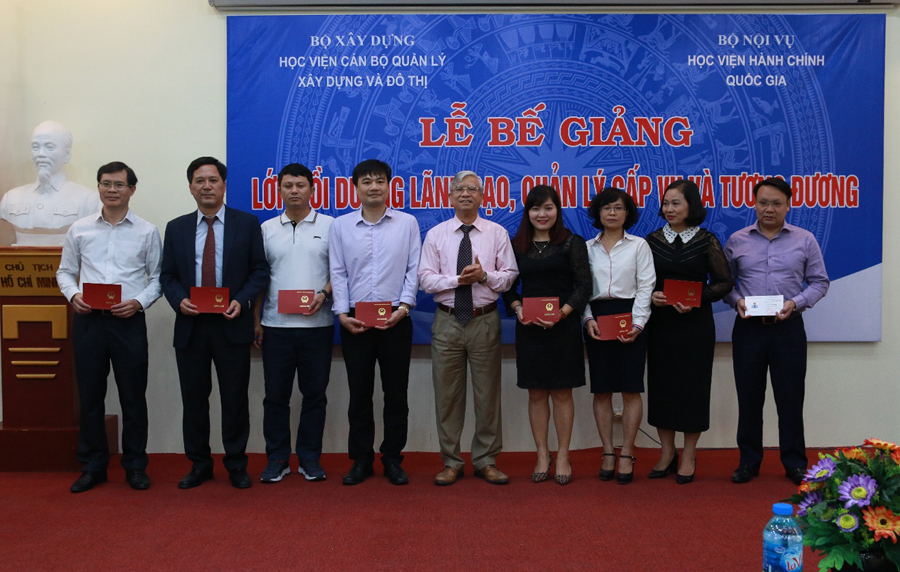 NGƯT.TS. Vũ Thanh Xuân – PGĐ Học viện Hành chính Quốc gia trao chứng chỉ cho các đồng chí học viên