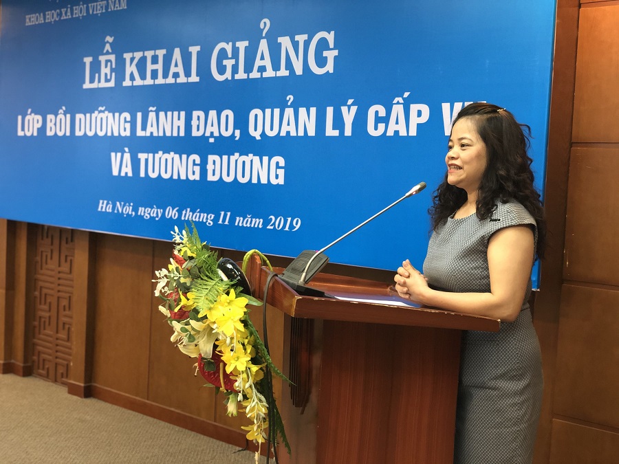 Bà Trần Thị Minh Thi đại diện học viên phát biểu