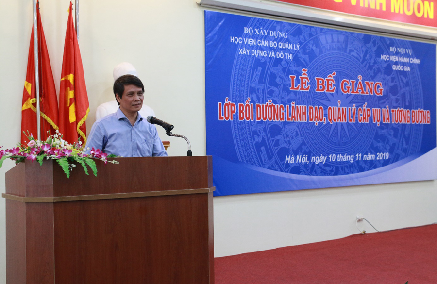 TS. Nguyễn Anh Dũng, Phó Giám đốc Học viện cán bộ quản lý xây dựng và đô thị phát biểu tại buổi lễ bế giảng