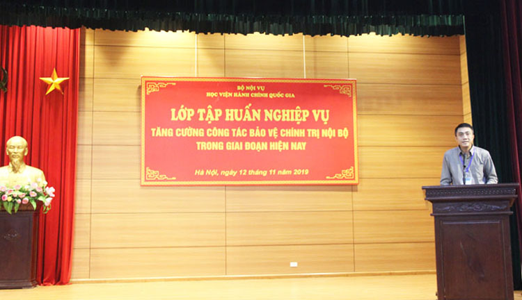 Đồng chí Nguyễn Hoàng Anh - Phó Trưởng Ban tổ chức cán bộ giới thiệu đại biểu và chương trình của lớp tập huấn