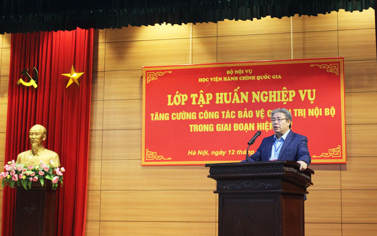 Đồng chí Đặng Xuân Hoan - Bí thư đảng ủy, Giám đốc Học viện Hành chính Quốc gia phát biểu tại buổi tập huấn