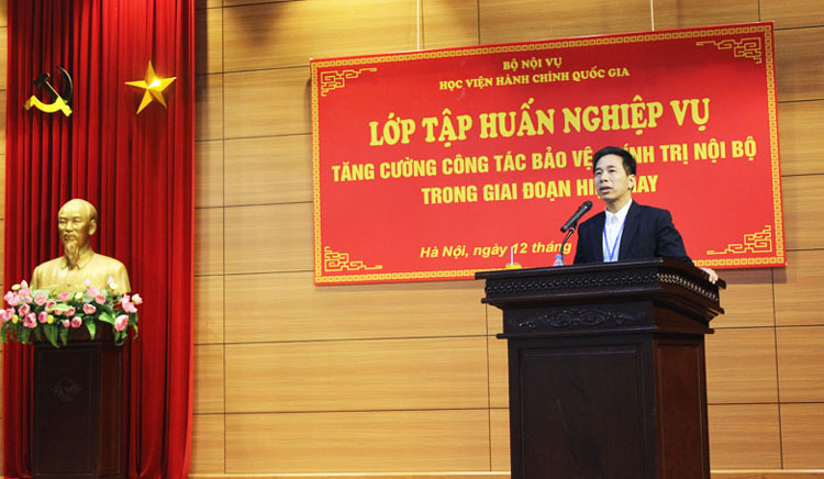 Đồng chí Nguyễn Tiến Hiệp - Trưởng Ban Tổ chức cán bộ phát biểu tại buổi tập huấn  