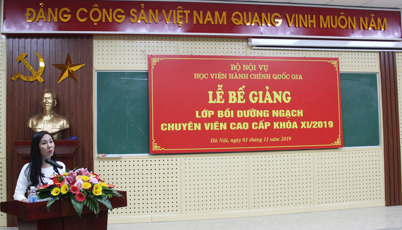 Học viên Nguyễn Thị Thủy, Phó Trưởng ban Tuyên giáo Tỉnh ủy Thái Nguyên đại diện tập thể lớp phát biểu cảm ơn 