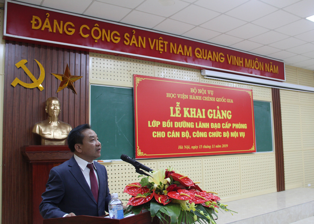 TS. Nguyễn Đăng Quế - Phó Giám đốc Học viện Hành chính Quốc gia phát biểu khai giảng 