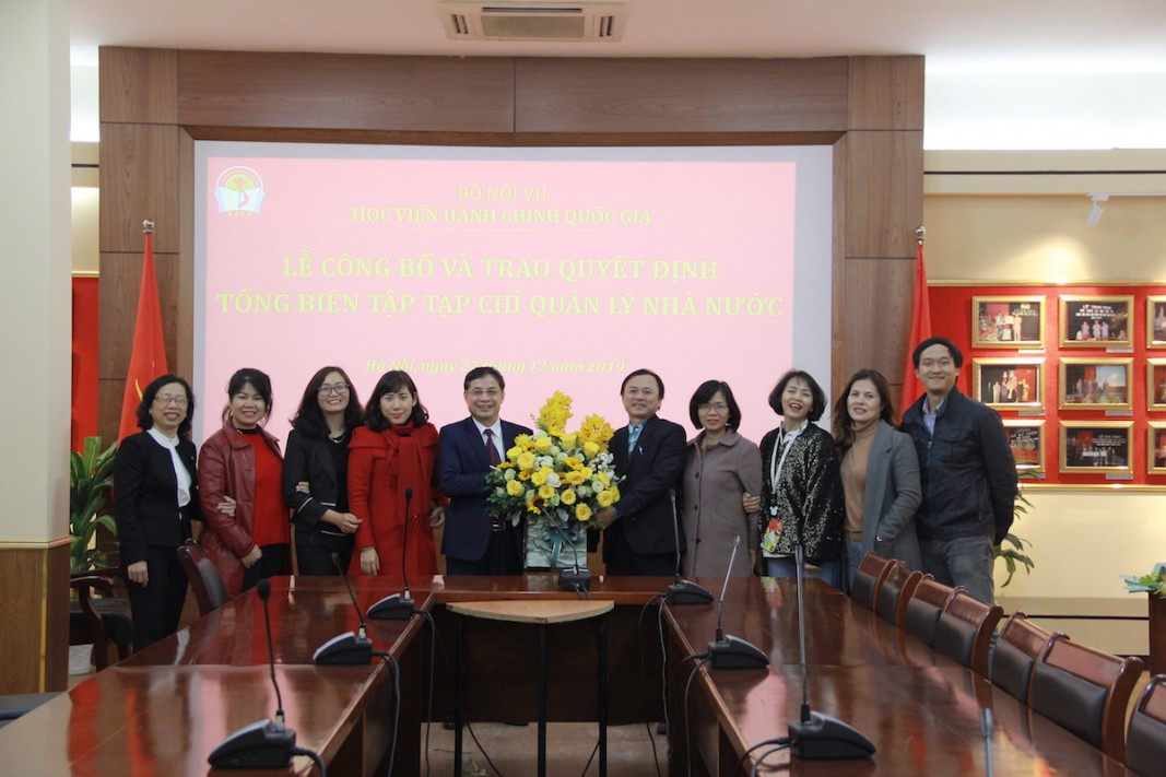 Tập thể cán bộ, biên tập viên, phóng viên Tạp chí Quản lý nhà nước và đại diện các khoa, đơn vị chúc mừng TS. Nguyễn Quang Vinh 