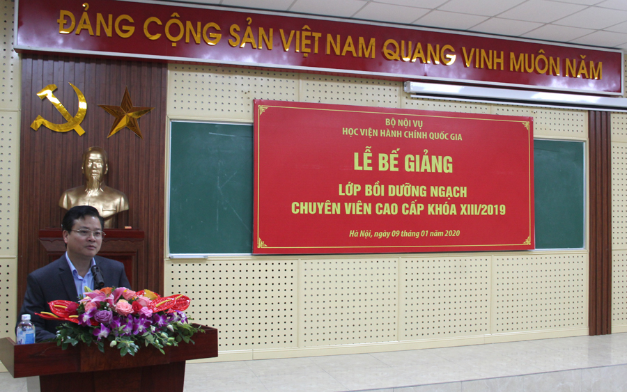 Đồng chí Trần Quang Minh - Bí thư huyện ủy Mèo Vạc tỉnh Hà Giang đại diện cho các học viên của khóa học phát biểu