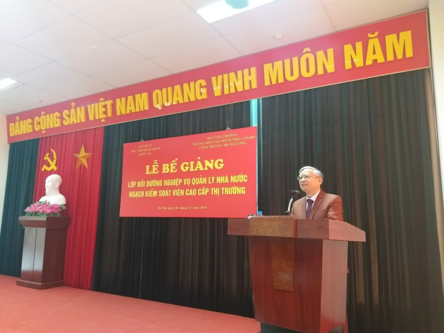 TS. Vũ Thanh Xuân - Phó Bí thư Đảng ủy, Phó Giám đốc Học viện Hành chính Quốc gia phát biểu tại buổi lễ