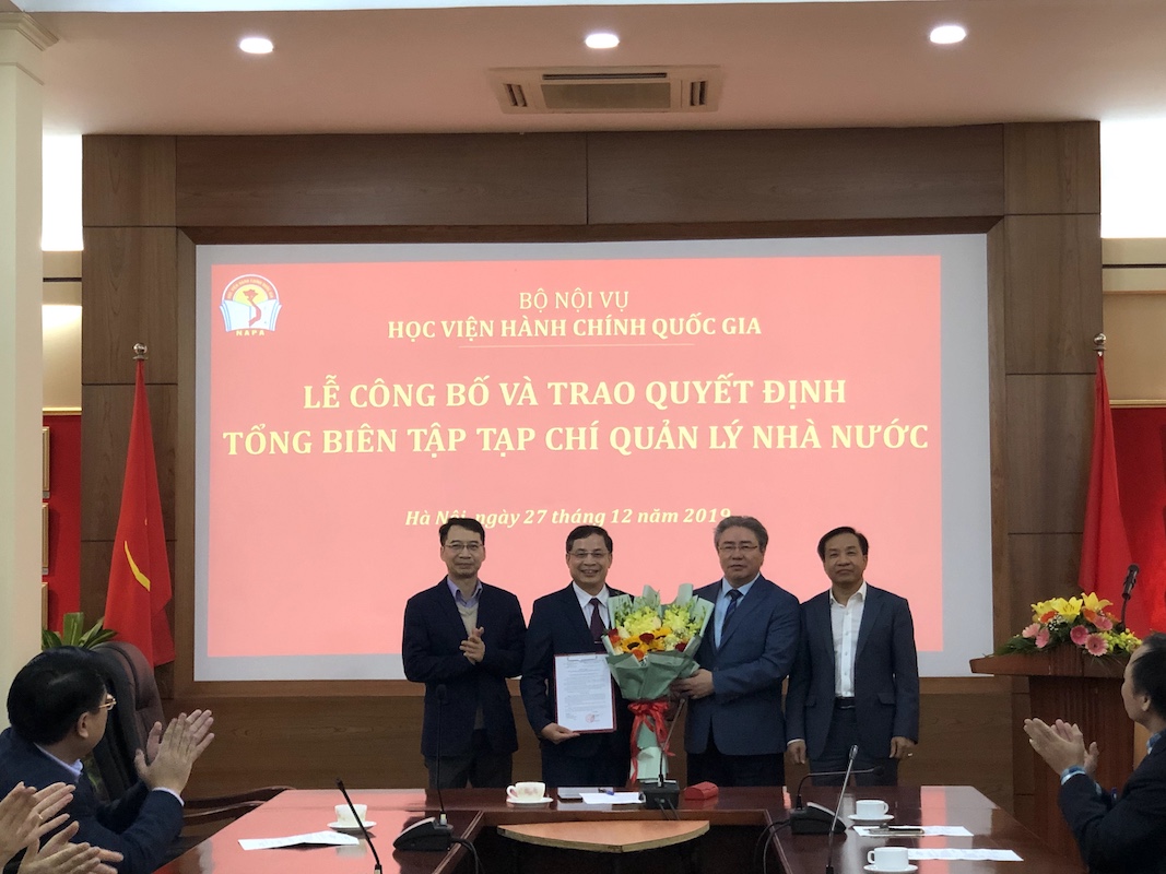 Ban Giám đốc tặng hoa chúng mừng TS. Nguyễn Quang Vinh