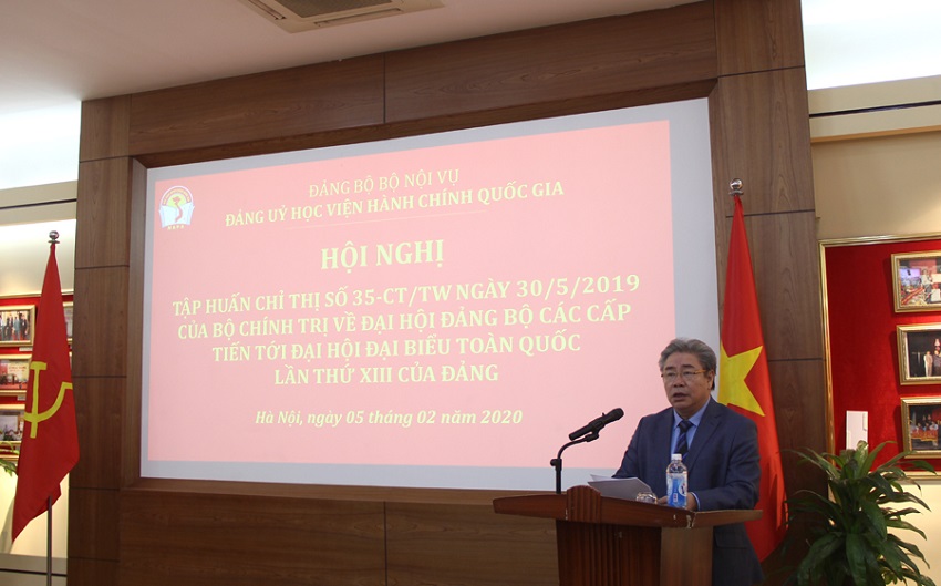 Đồng chí Đặng Xuân Hoan - Bí thư Đảng ủy, Giám đốc Học viện phát biểu tại Hội nghị tập huấn 