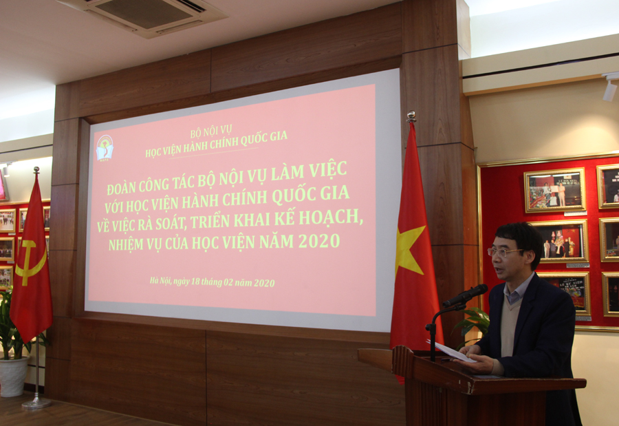 PGS.TS. Lương Thanh Cường - Phó Giám đốc Học viện trình bày báo cáo về việc rà soát, triển khai kế hoạch nhiệm vụ của Học viện năm 2020
