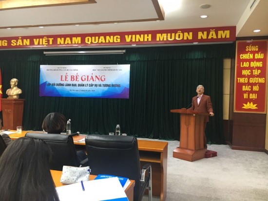NGƯT.TS. Vũ Thanh Xuân – Phó Giám đốc Học viện Hành chính Quốc gia phát biểu bế giảng khoá học