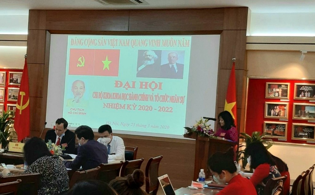 Đại biểu TS. Lê Cẩm Hà phát biểu tham luận tại Đại hội