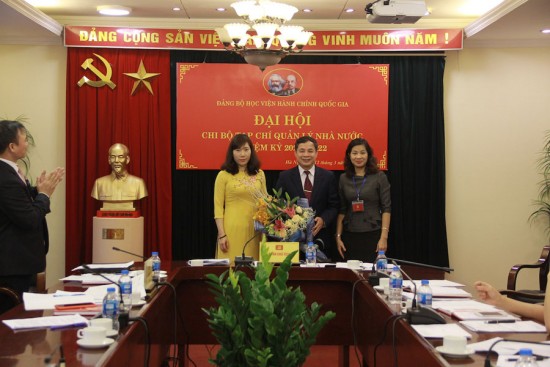 Đồng chí Nguyễn Thị Thu Vân tặng hoa và chúc mừng Chi ủy Tạp chí Quản lý nhà nước nhiệm kỳ 2020 – 2022. 