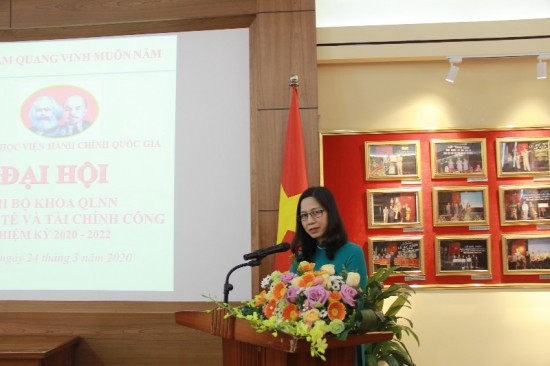 Đồng chí Nguyễn Thị Kim Tiên - Bí thư Chi bộ Khoa QLNN về Kinh tế và Tài chính công nhiệm kỳ 2020 - 2022 phát biểu nhận nhiệm vụ