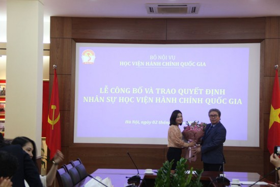 Giám đốc Học viện trao Quyết định và tặng hoa cho  ThS. Nguyễn Thị Thu