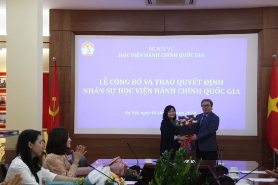Giám đốc Học viện trao Quyết định và tặng hoa cho TS. Lê Cẩm Hà