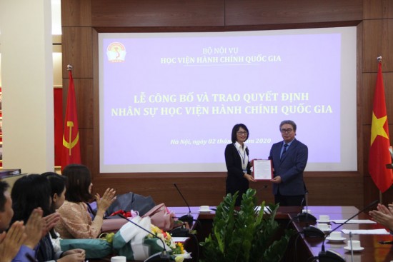 Giám đốc Học viện trao Quyết định cho bà Mai Thị Nhung