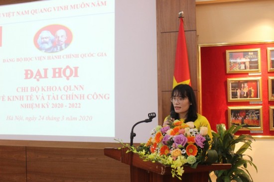 Đồng chí Bùi Thị Thùy Nhi - Đảng viên Chi bộ phát biểu tại Đại hội