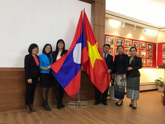 Lãnh đạo và viên chức Ban Hợp tác quốc tế chụp ảnh lưu niệm với đoàn học viên Lào sang học tập và nghiên cứu tại Học viện