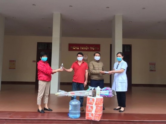 Đại diện Học viện trao tặng lưu học sinh Lào trang thiết bị vệ sinh, y tế và nhu yếu phẩm  phục vụ cho việc phòng chống dịch bệnh COVID 19 và thực hiện cách ly xã hội