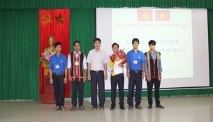 Đồng chí Ngô Văn Trân - Đẩng ủy viên, Bí thư chi bộ Cơ sở HVHC khu vực miền Trung tặng hoa chúc mừng Chi bộ sinh viên 4 ra mắt