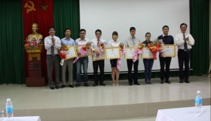 Các học viên đạt loại giỏi nhận giấy khen của Giám đốc Học viện Hành chính Quốc gia