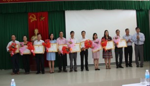 Các học viên giỏi nhận giấy khen của Giám đốc Học viện Hành chính Quốc gia