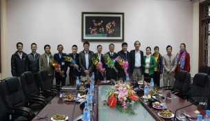Lãnh đạo Cơ sở Học viện cùng các cán bộ chủ chốt tặng hoa cho các cán bộ đã từng tham gia lực lượng Quân đội nhân dân Việt Nam