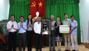 Ban cán sự lớp tặng quà và chụp ảnh lưu niệm cùng Lãnh đạo huyện Lý Sơn