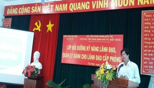 Đồng chí Đặng Lê Tiến - Tỉnh ủy viên, Giám đốc Sở Nội vụ tỉnh Phú Yên phát biểu khai giảng