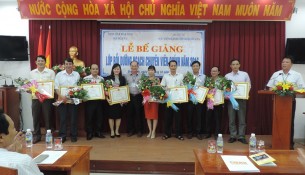 Đồng chí Ngô Văn Hương - Phó Giám đốc Sở Nội vụ tỉnh Bình Định trao giấy khen và tặng hoa cho Học viên đạt thành tích cao trong học tập