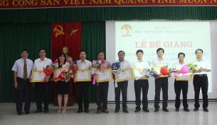 Các học viên đạt loại giỏi nhận giấy khen của Giám đốc Học viện Hành chính Quốc gia