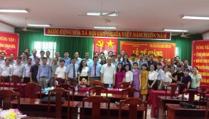 Lãnh đạo tỉnh Quảng Ngãi, Lãnh đạo Phân viện Huế, cán bộ, giảng viên và học viên chụp ảnh lưu niệm