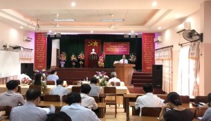 Đồng chí Phan Đình Phùng, Phó Chủ tịch Ủy ban nhân dân tỉnh Phú Yên phát biểu tại Lễ khai giảng