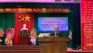 Đồng chí Phan Đình Phùng, Phó Chủ tịch Ủy ban nhân dân tỉnh Phú Yên phát biểu tại Lễ khai giảng