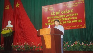 PGS.TS. Nguyễn Hoàng Hiển, Phó Giám đốc Phân viện Học viện Hành chính Quốc gia tại thành phố Huế phát biểu bế giảng khóa học