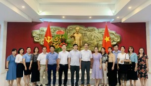 Lãnh đạo Phân viện cùng các đồng chí trong cấp ủy và đảng viên của Chi bộ chụp ảnh lưu niệm tại Bảo tàng Hồ Chí Minh tỉnh Thừa Thiên Huế