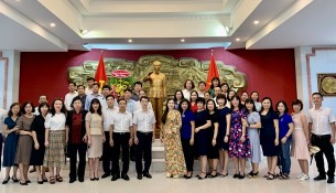 Đoàn công tác của Đảng ủy Học viện Hành chính Quốc gia
nghe báo cáo viên báo cáo tóm lược thời gian Bác sinh sống tại Huế