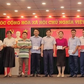 PGS.TS. Nguyễn Hoàng Hiển -  Giám đốc Phân viện Học viện tại TP.Huế 
trao chứng chỉ cho các học viên hoàn thành khóa học