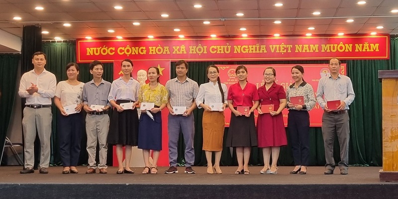 Đ/c Nguyễn Hồng Hậu – Trưởng phòng công chức, viên chức, Sở Nội vụ tỉnh Quảng Ngãi  trao chứng chỉ cho các học viên hoàn thành khóa học