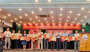 PGS.TS. Nguyễn Hoàng Hiển và đồng chí Nguyễn Hồng Hậu 
trao giấy khen và hoa cho các học viên đạt thành tích cao trong học tập