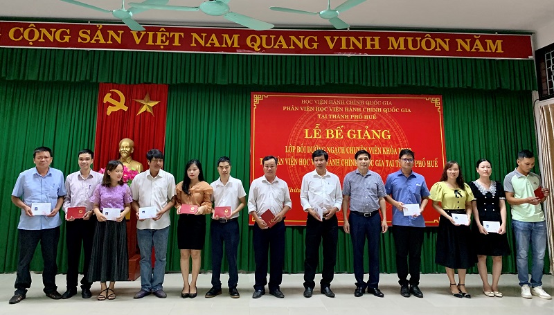 PGS.TS. Nguyễn Hoàng Hiển -  Giám đốc Phân viện Học viện tại TP.Huế  trao chứng chỉ cho các học viên hoàn thành khóa học