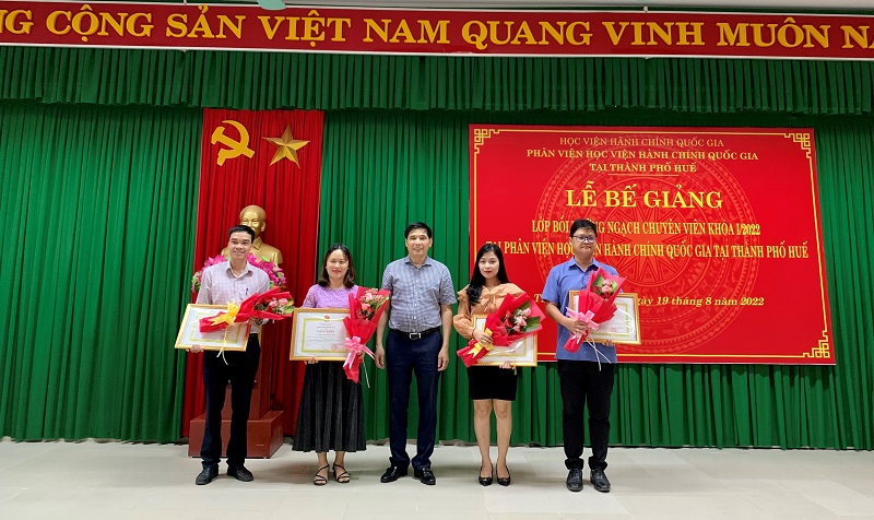 PGS.TS. Nguyễn Hoàng Hiển -  Giám đốc Phân viện Học viện tại TP.Huế  trao hoa và giấy khen cho các học viên đạt thành tích cao trong học tập