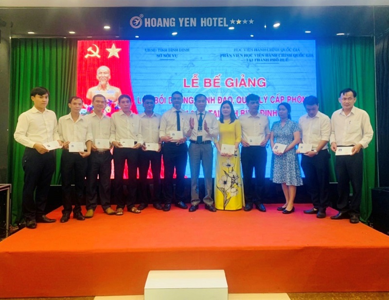 Đồng chí Lê Minh Tuấn – Tỉnh ủy viên, Giám đốc Sở Nội vụ tỉnh Bình Định trao chứng chỉ cho các học viên 