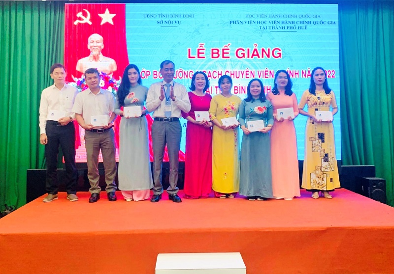 Đồng chí Lê Minh Tuấn – Tỉnh ủy viên, Giám đốc Sở Nội vụ tỉnh Bình Định trao chứng chỉ cho các học viên hoàn thành khóa học