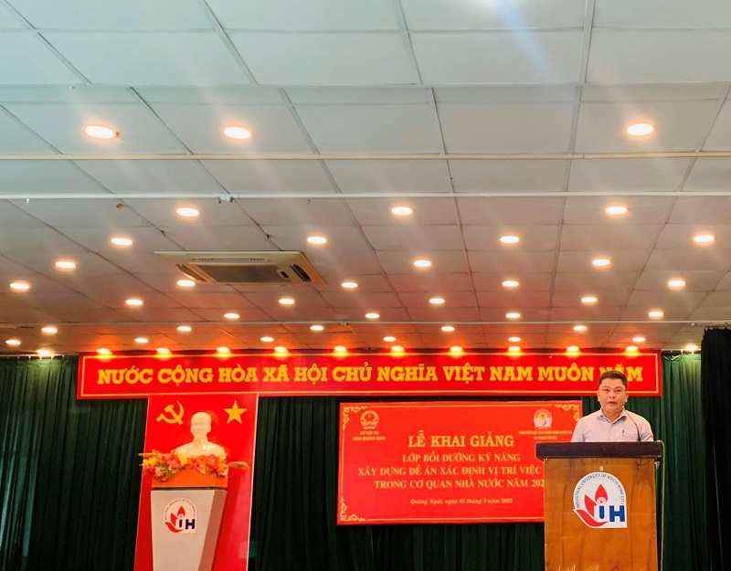 Đồng chí Võ Xuân Hòa – Phó Giám đốc Sở Nội vụ tỉnh Quảng Ngãi  phát biểu tại Lễ Khai giảng khóa học
