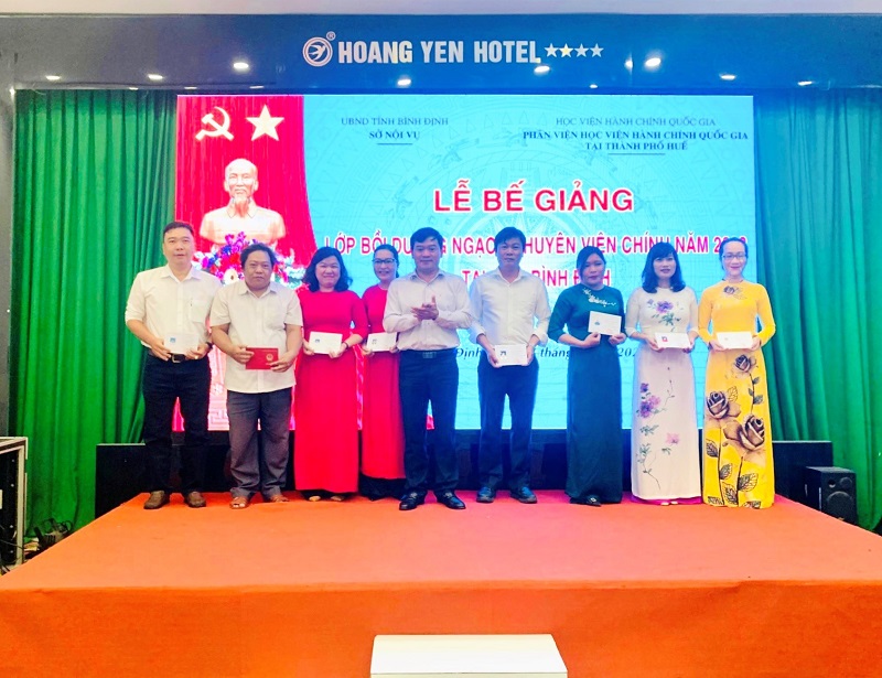 Đồng chí Trịnh Xuân Long – Phó Giám đốc Sở Nội vụ tỉnh Bình Định trao chứng chỉ cho các học viên hoàn thành khóa học